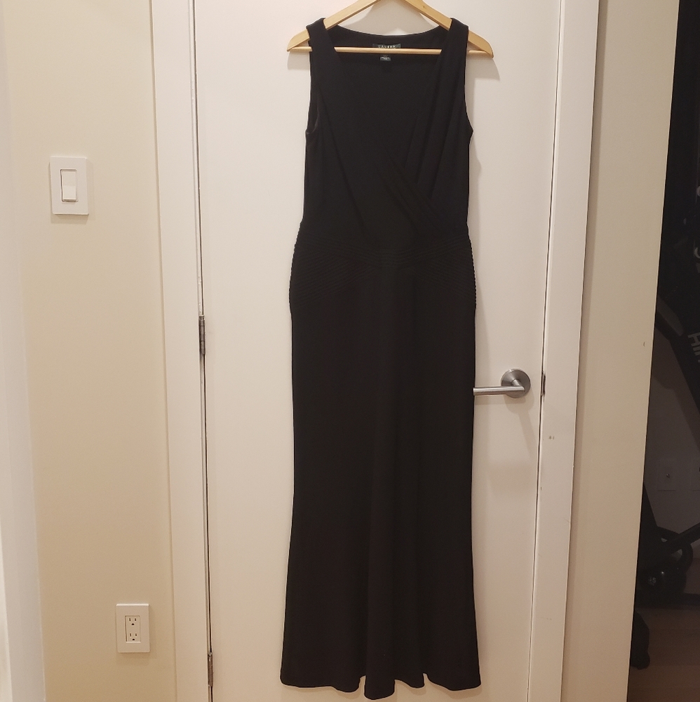 Ralph Lauren Evening Dress in Black with Low V-Neck and Sculpted Bodice, Size 8